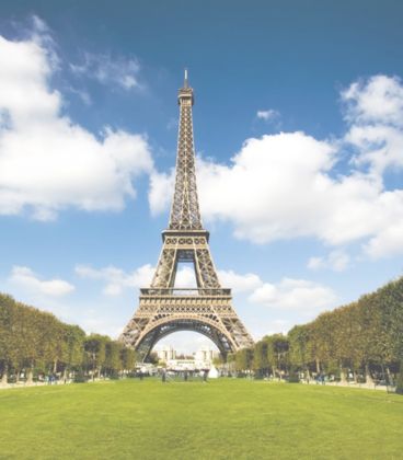imagem da torre eifel na frança vista de um parque com arvores e gramados